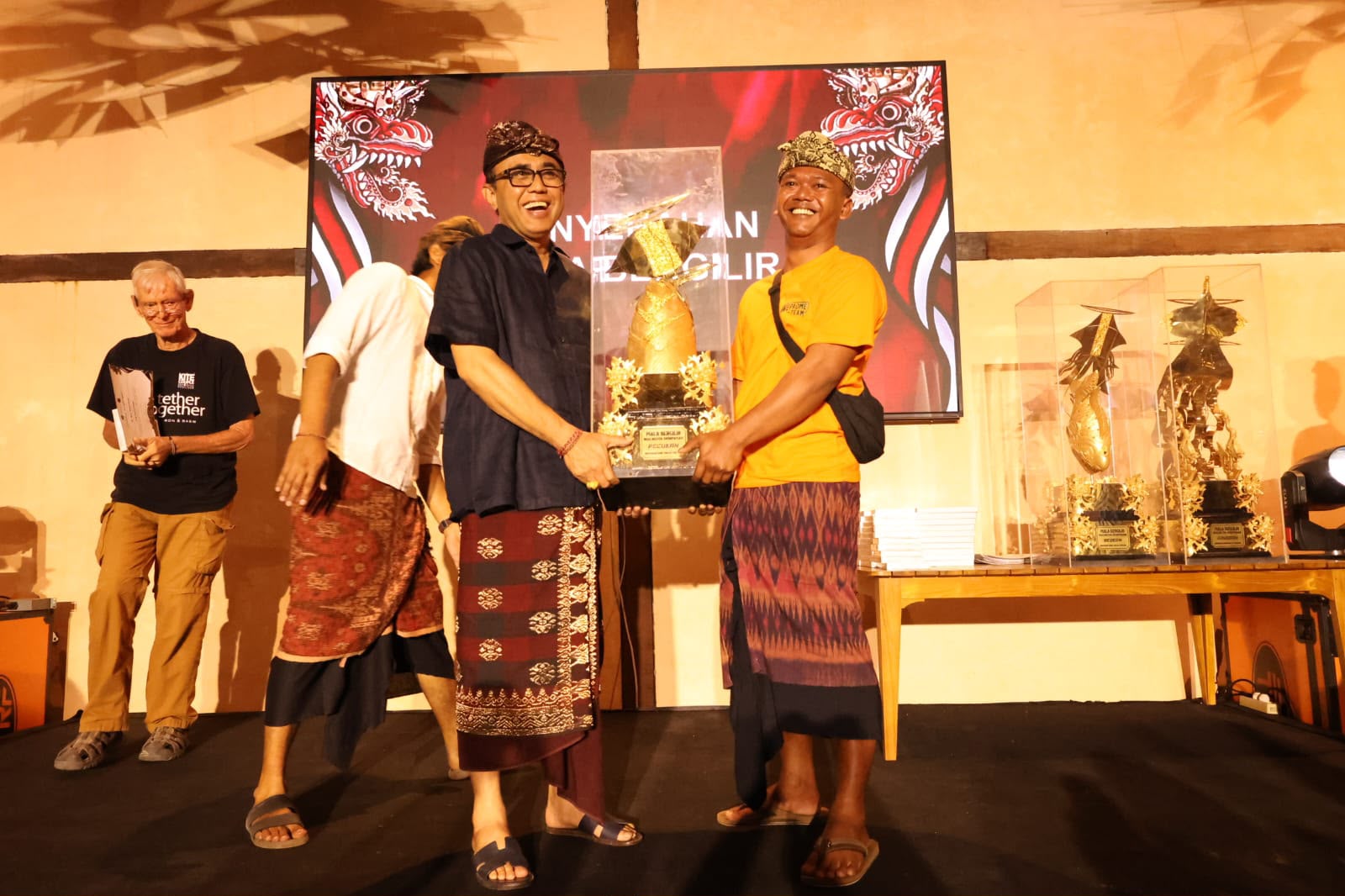 Malam Penutup Rare Angon Festival di Denpasar, Wali Kota Jaya Negara Serahkan Piala Bergilir ke Peserta Internasional