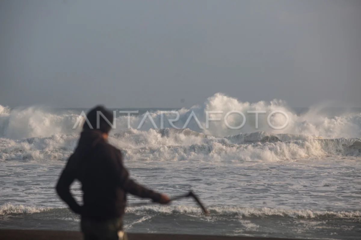 BMKG Imbau Wisatawan Waspadai Gelombang Tinggi 2-4 Meter di Pantai Selatan DIY pada 28-30 September 2026