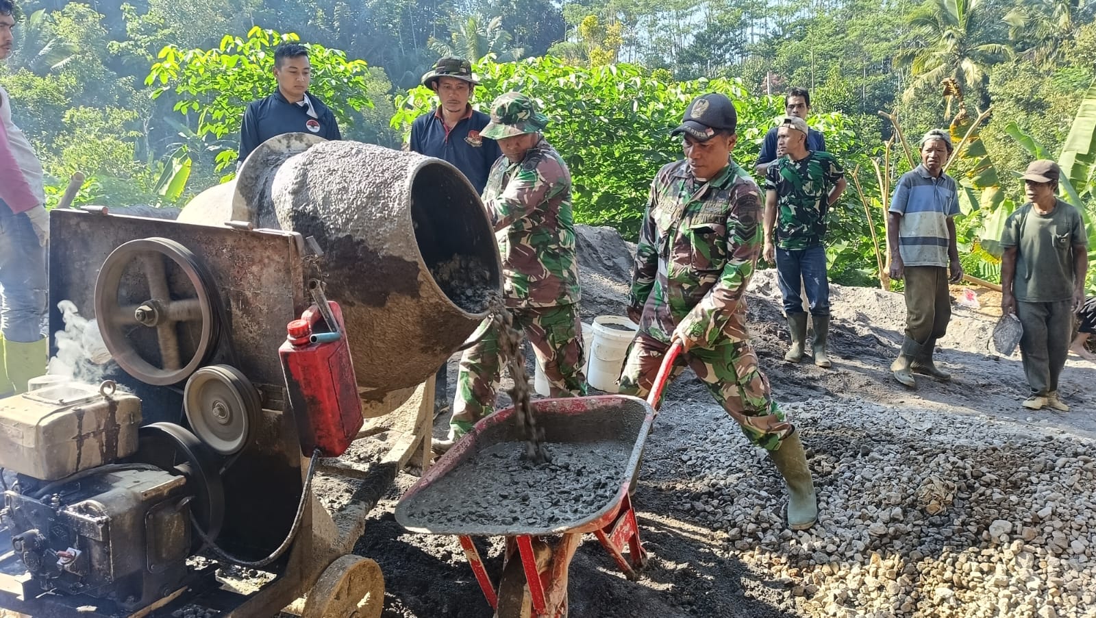 Medan Berbukit Tak Hentikan Pengecoran Jalan di Purworejo, Satgas TMMD Kodim 0708 Targetkan Akses Warga Lancar