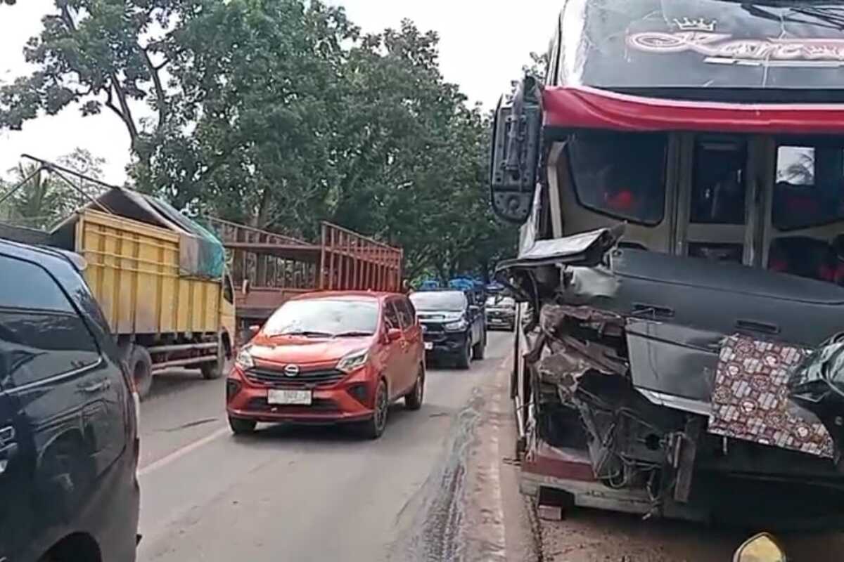 Bus AKAP Tabrakan dengan Truk Trailer di Jalintim Banyuasin, Kemacetan Panjang Tak Terhindarkan