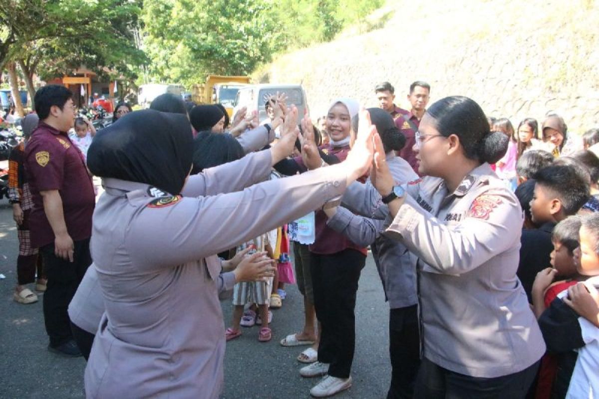 Polda Papua Kerahkan 27 Personel Beri Trauma Healing ke Anak Korban Kebakaran Mandala, 3.000 Jiwa Kehilangan Tempat Tinggal