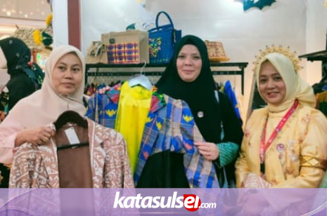 Tenun Motif Kalong dan Lagosi dari Soppeng Curi Perhatian di Mal Makassar, Pengunjung Antre Beli