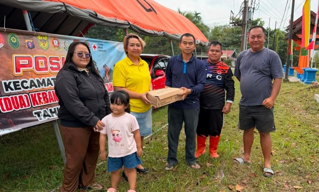 Anggota DPRD Gunung Mas Serahkan Bantuan Susu dan Minuman Penyegar untuk Tim Gabungan Satgas Karhutla di Kuala Kurun