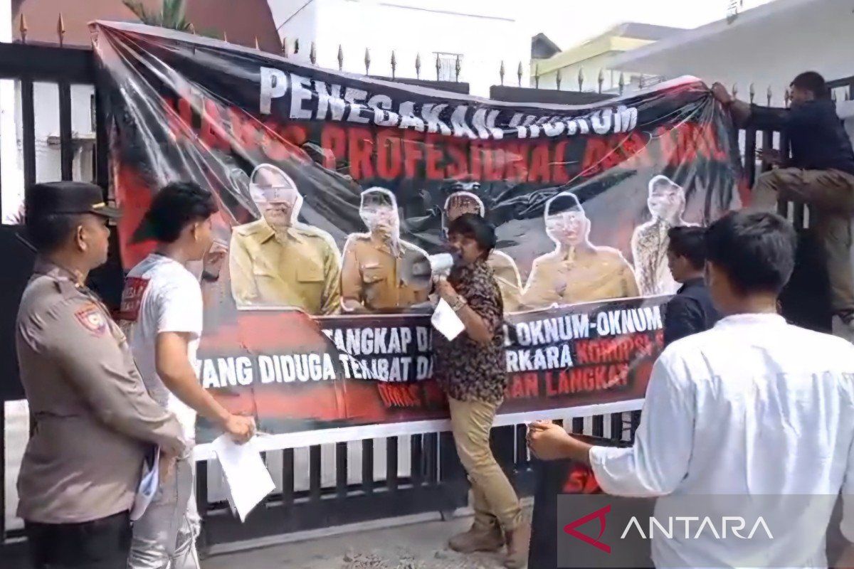 Massa Forpeda Langkat Desak Majelis Hakim Panggil Eks Pj Bupati dan Empat Pejabat dalam Sidang Korupsi Smartboard