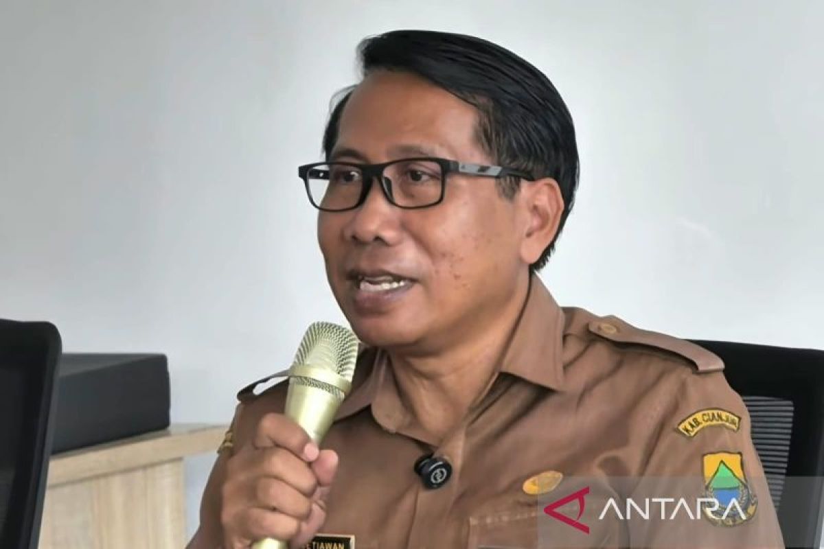 Dinkes Cianjur Minta Warga Pakai Masker dan Kacamata Saat Abu Vulkanik Gunung Anak Krakatau Masih Turun