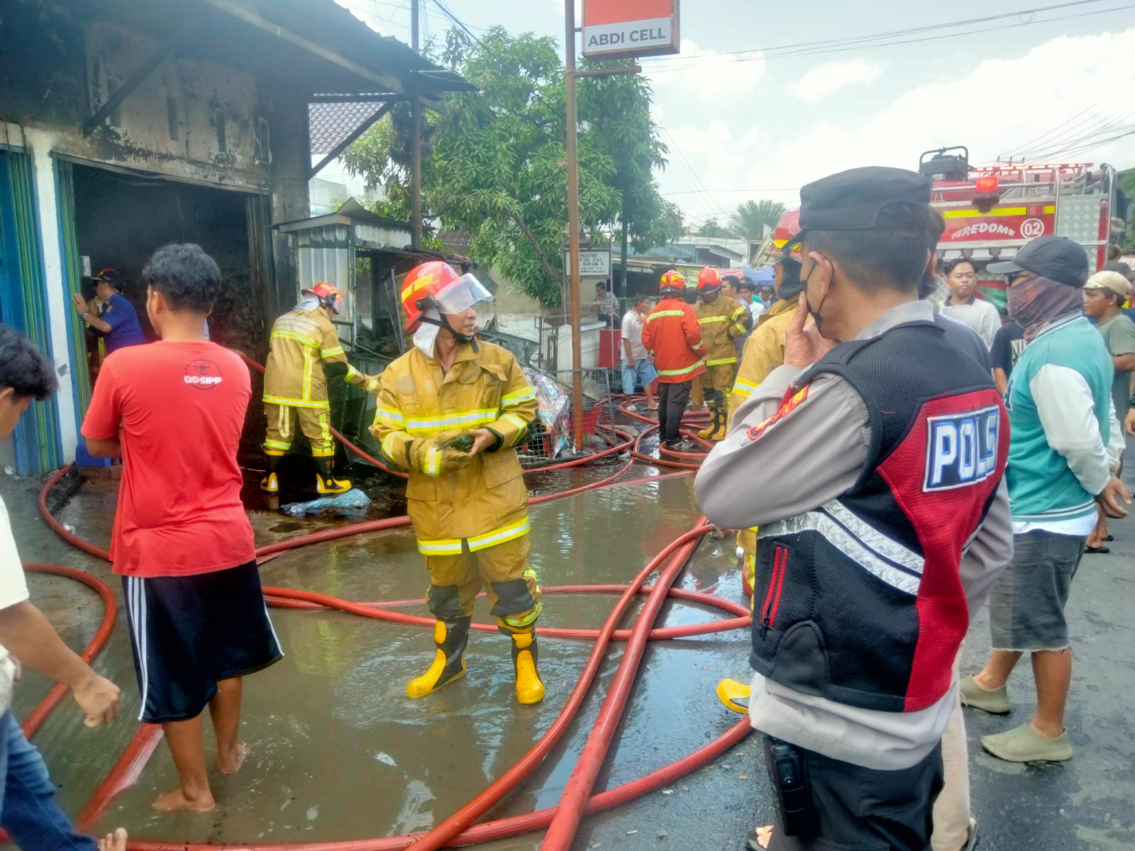 Kebakaran Melanda Dua Kios di Jalan Kapten Abdullah Palembang, 6 Unit Damkar Dikerahkan Padamkan Api