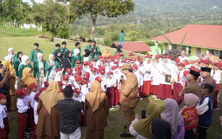 Wakil Bupati Tanah Datar Ahmad Fadly Bernostalgia di SDN 09 Panyalaian, Beri Kuis Berhadiah hingga Buka MPLS