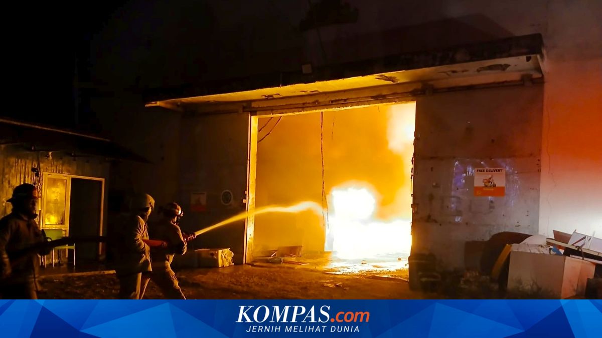 Kebakaran Hanguskan Gudang di Bandar Lampung, 200 Freezer hingga 3 Kendaraan Ludes