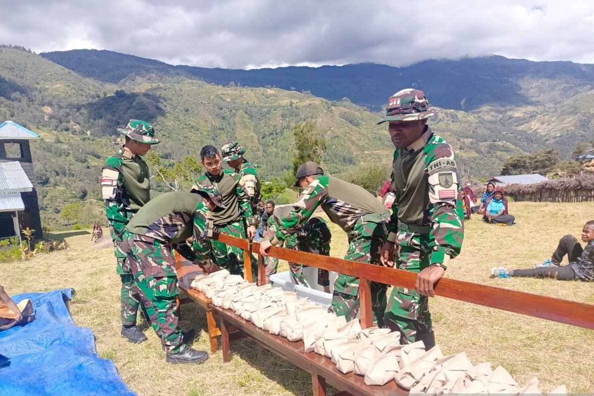 Satgas Yonif 511 Gelar Makan Bersama Warga Kampung Mowi di Lanny Jaya, Perkuat Kemanunggalan TNI-Rakyat