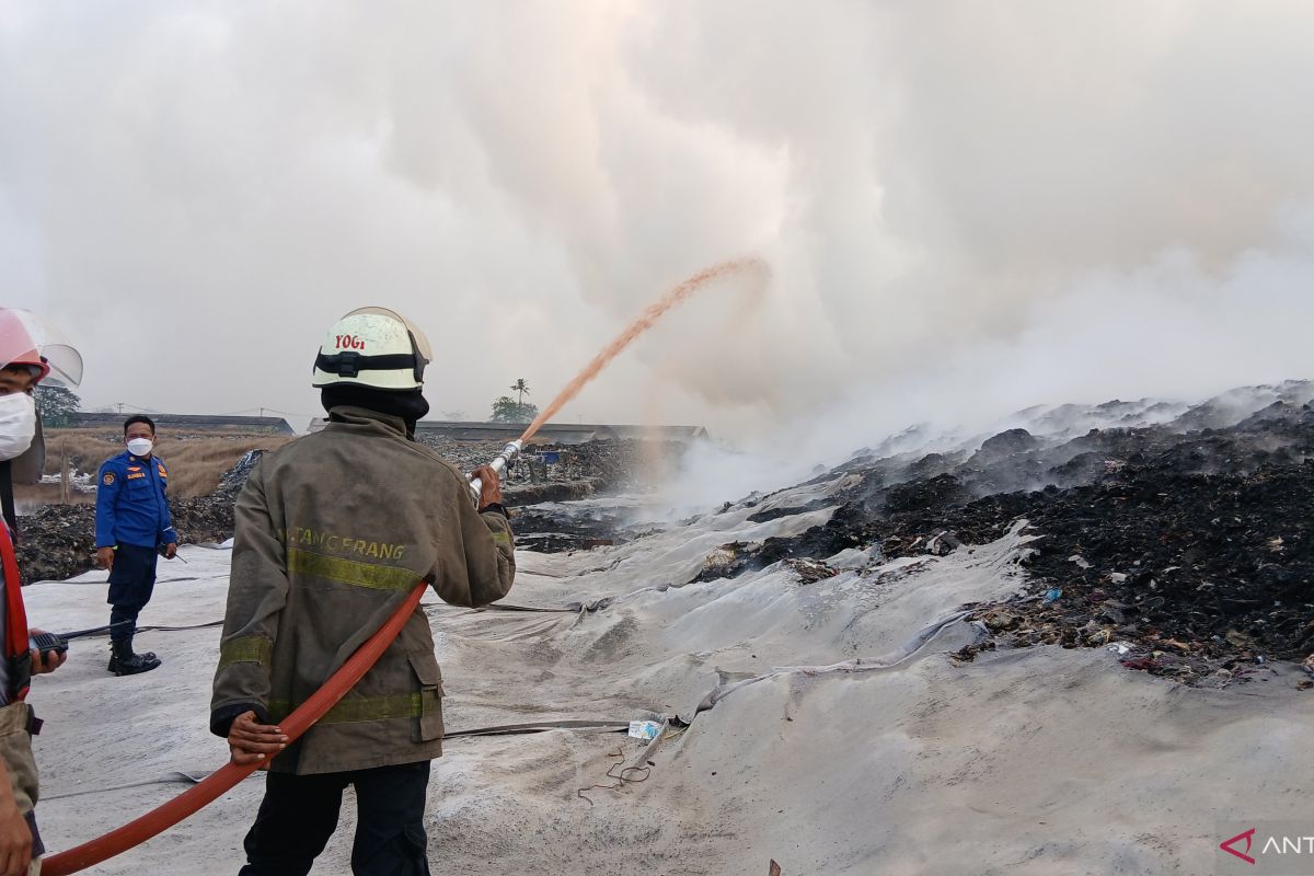 Kebakaran TPA Jatiwaringin Tangerang Meluas hingga 2 Hektare, Petugas Gabungan Berjibaku Lawan Api dan Angin Kencang