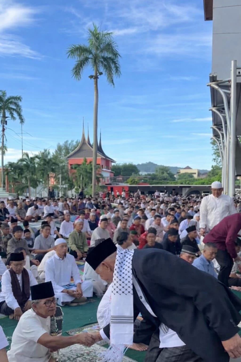 Gubernur Sumbar Mahyeldi Ansharullah Salat Iduladha di Kantor Gubernur, 140 Sapi dan 33 Kambing Dikurbankan