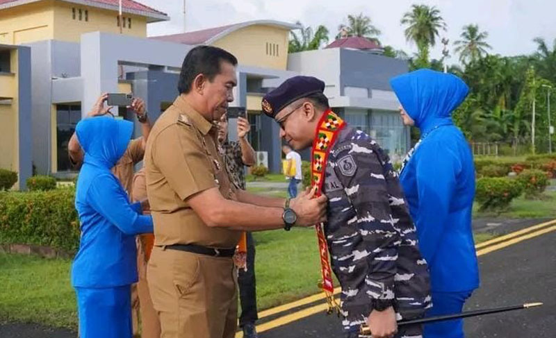 Bupati Simeulue dan Forkopimda Sambut Danlanal Baru dengan Prosesi Adat Pengalungan Kalung Mata-mata