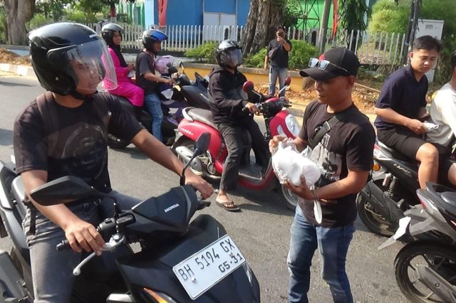 Udara Jambi Berasap, IJTI dan Adya Group Bagikan Ribuan Masker Gratis ke Pengguna Jalan