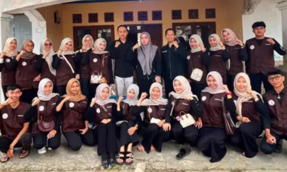 40 Mahasiswa UBK Tasikmalaya Turun ke Sukarindik, Edukasi Warga Pakai Daun Telang dan Daun Sirih