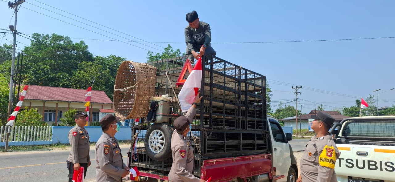 Polsek Sungai Tebelian Bagikan 30 Bendera Merah Putih Hias ke Warga di Jalan Sintang–Pontianak, Kapolsek: Simbol Persatuan Bangsa