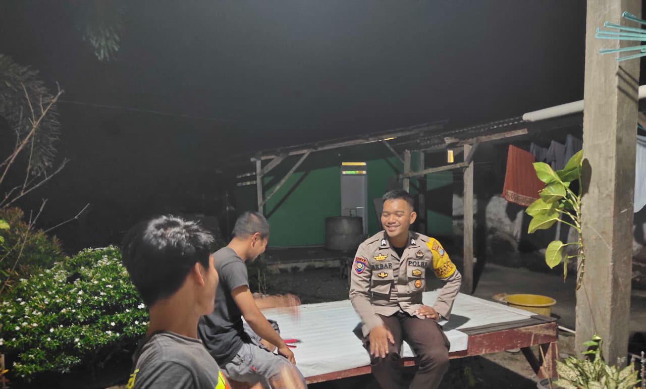 Bhabinkamtibmas Desa Babana Sambangi Warga Saat Jam Kerja Malam, Ini Pesan yang Disampaikan ke Masyarakat