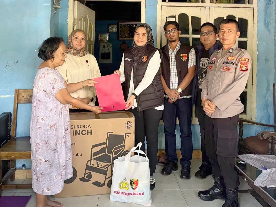 Sambut Hari Bhayangkara ke-80, Polres Ogan Ilir Beri Kursi Roda dan Sembako untuk Warga Lumpuh di Indralaya Utara