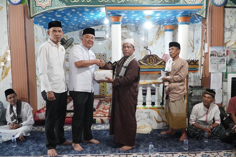 Safari Jumat di Muara Enim, Wagub Sumsel Cik Ujang Serahkan Bantuan Al-Quran dan Santunan BAZNAS ke Desa Kepur