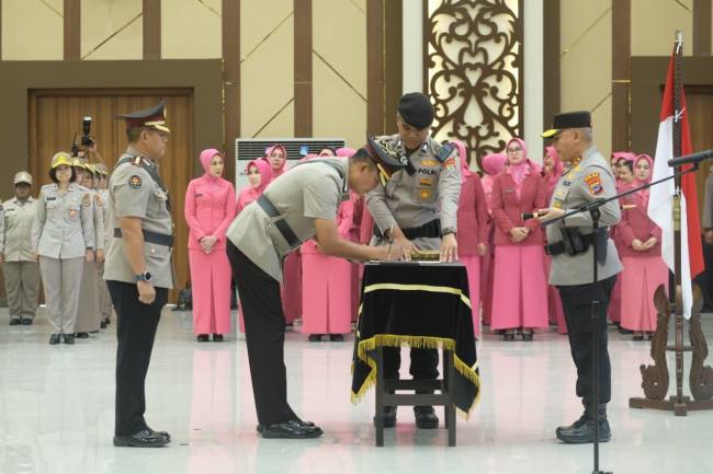 Kapolda Kalsel Rotasi Sembilan Pejabat Strategis, Termasuk Kapolres Kotabaru dan Tanah Bumbu