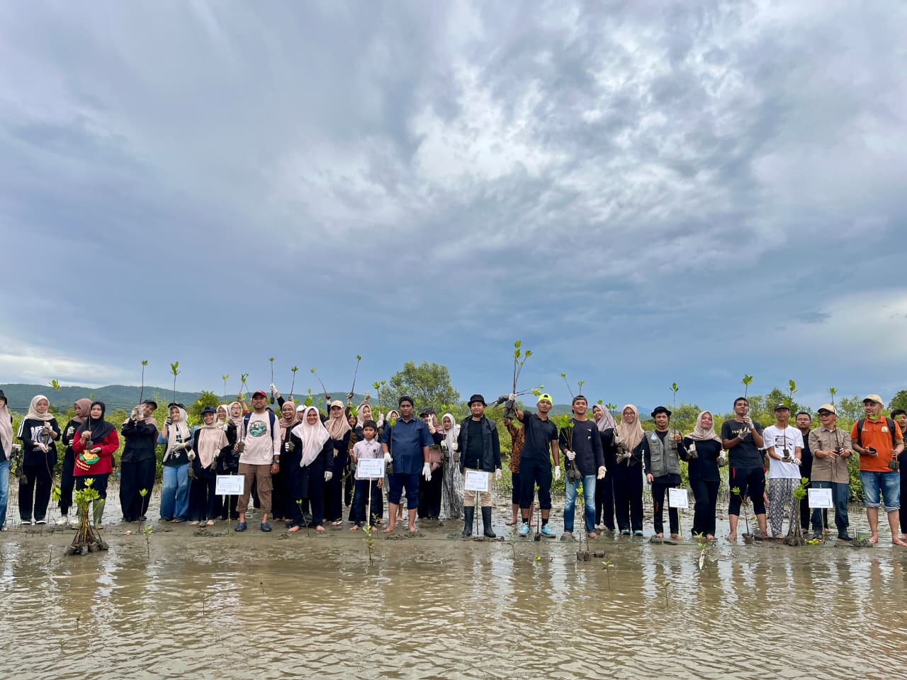60 Pelajar dan Mahasiswa Tanam 300 Bibit Mangrove di Pesisir Aceh Besar Peringati Hari Lingkungan Hidup 2026