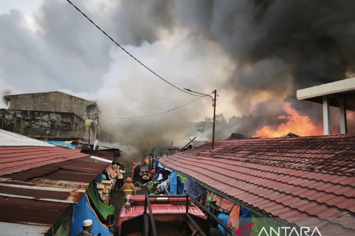 Kebakaran Hanguskan Kios di Pasar Sepinggan Balikpapan, 15 Unit Damkar Dikerahkan Padamkan Api