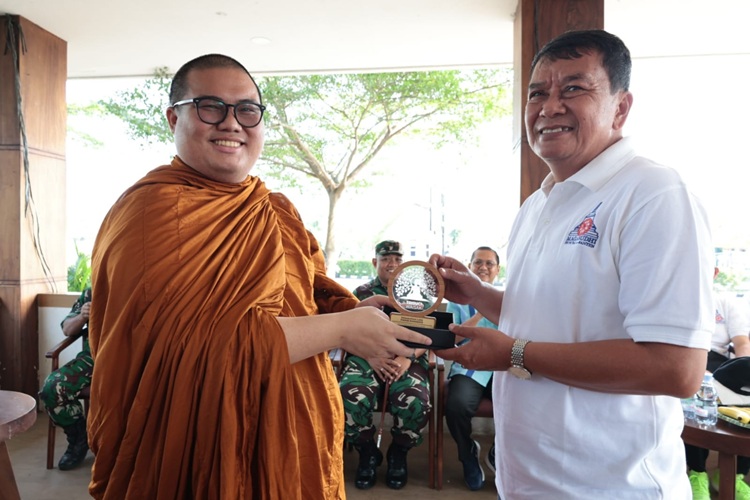 Bupati Tangerang Apresiasi Umat Buddha Tanam Mangrove di Pesisir Ketapang Mauk Peringati Waisak 2026