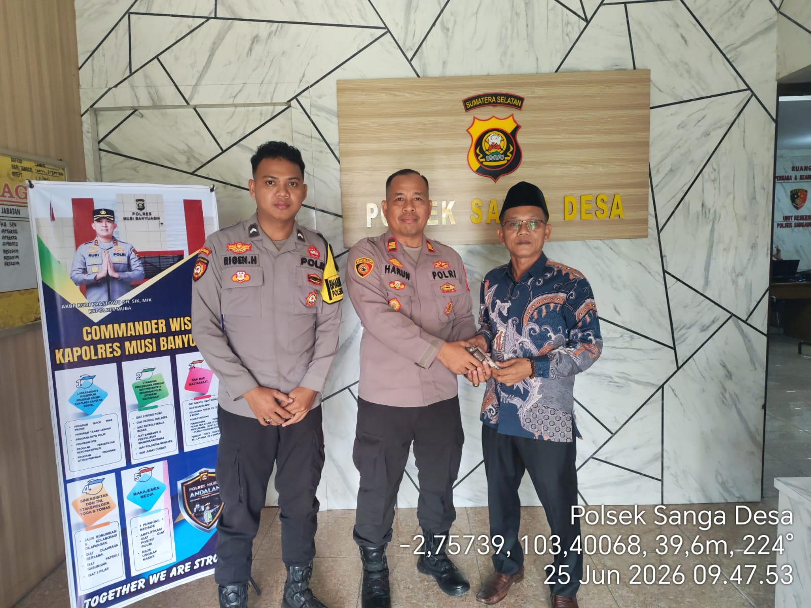 Kapolsek Sanga Desa Terima Senpi Rakitan dari Kades Jud 2, Warga Serahkan Sukarela Imbas Imbauan Bhabinkamtibmas