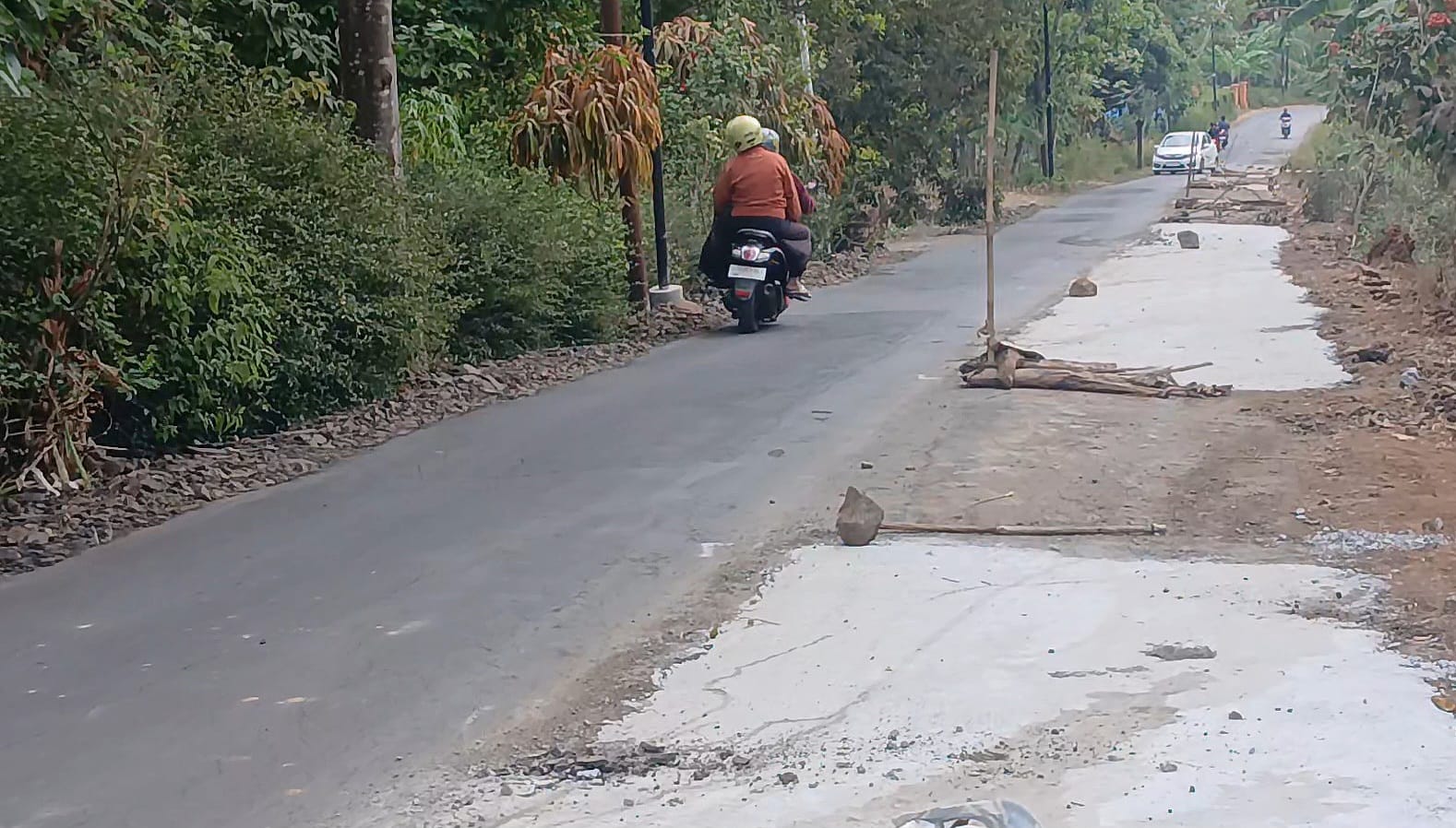 Pengelola Galian C Perbaiki 18 Titik Jalan Rusak di Desa Tlompakan, Pakai Beton Biar Tahan Lama