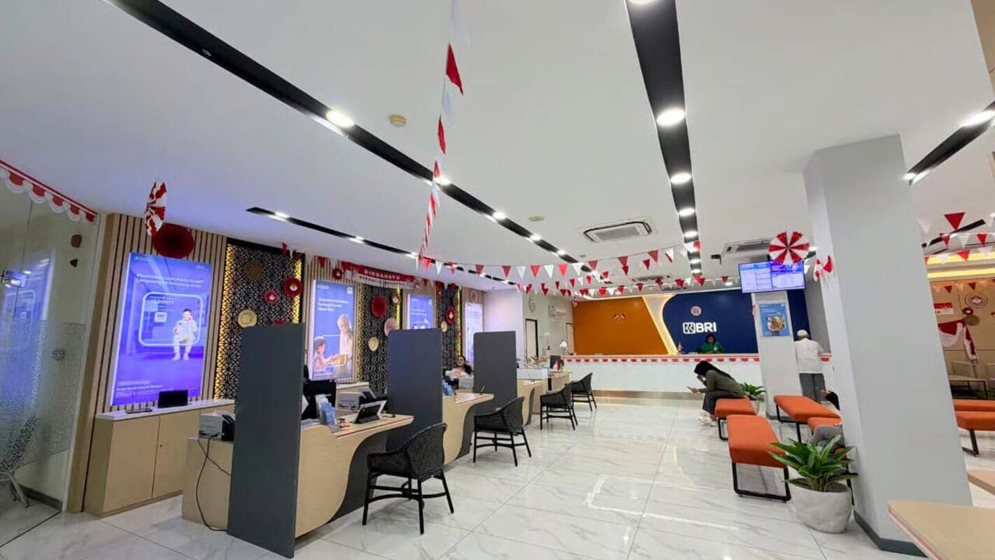 BRI BO Jatinegara Ikut Meriahkan HUT ke-81 RI, Kantor Dihias Nuansa Merah Putih