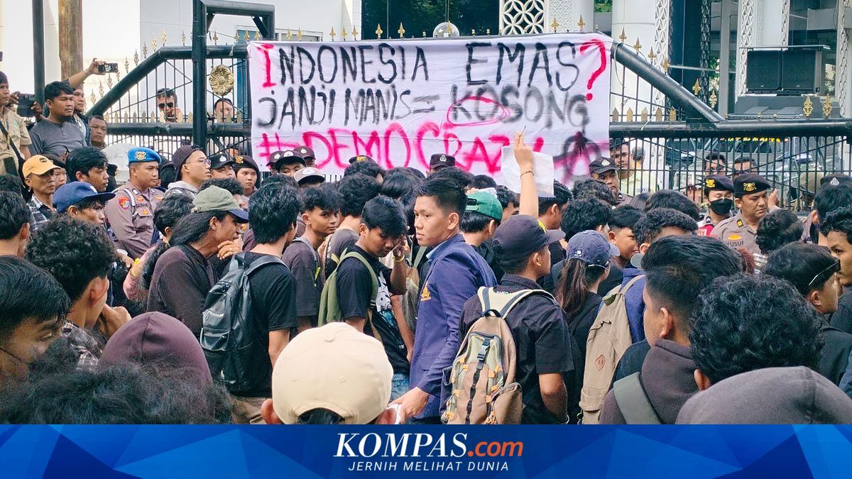 Mahasiswa HKBP Nommensen Robohkan Gerbang DPRD Sumut, Kecewa Rektor Justru Ada di Dalam Kompleks Parlemen
