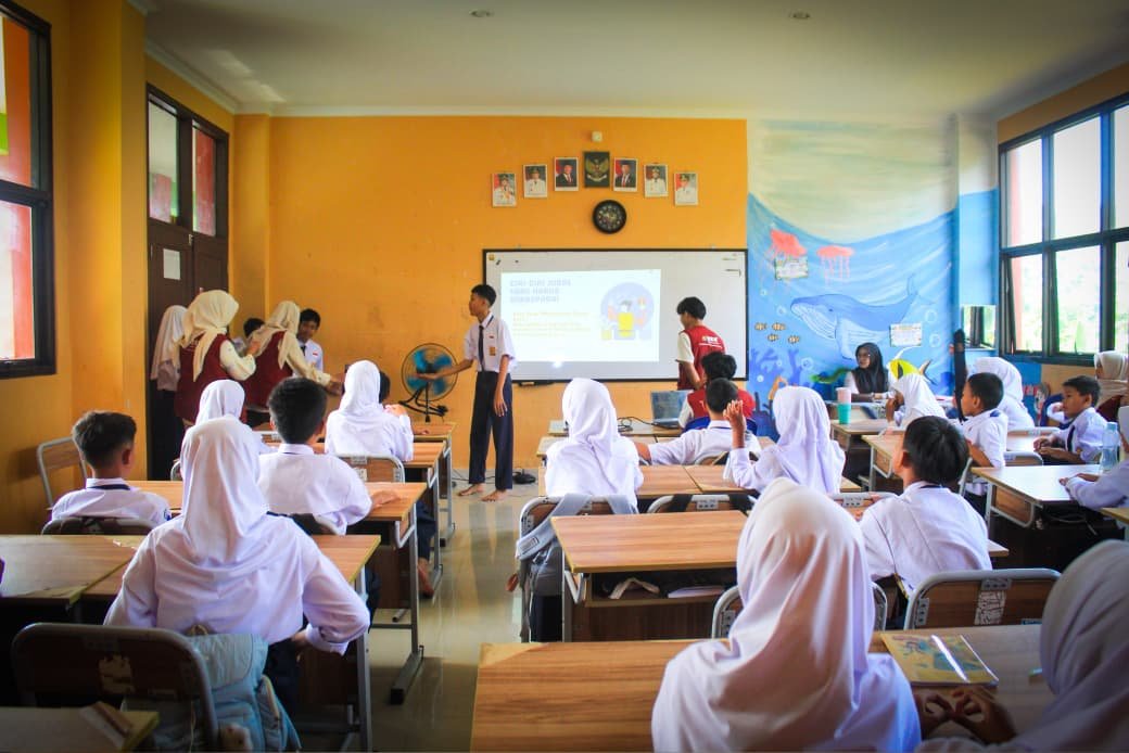 Mahasiswa KKN Edukasi 120 Siswa SMPN 40 Bandar Lampung Soal Bahaya Judi Online dan Pinjol Ilegal