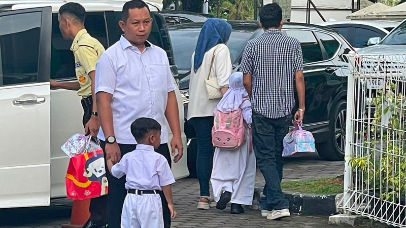 Imbauan Ayah Antar Anak di Hari Pertama Sekolah Disambut Antusias Orang Tua di Padang, Ini Kata Gubernur Sumbar