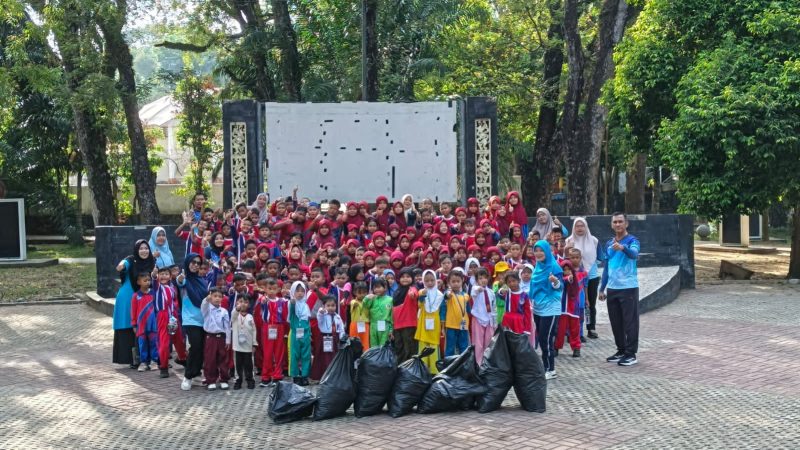 Ratusan Siswa Baru SDN 18 Pangkalpinang Bersihkan Taman Wilhelmina, Belajar Peduli Lingkungan Lewat Aksi Nyata