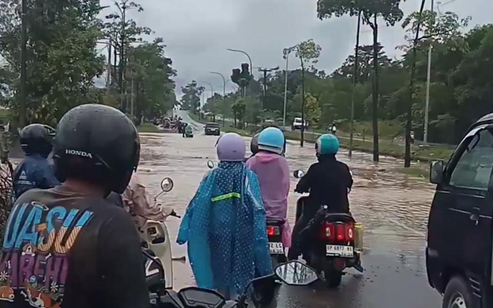 Drainase Ditutup Pengembang, Jalan Diponegoro Sei Temiang Batam Langganan Banjir Setinggi Lutut