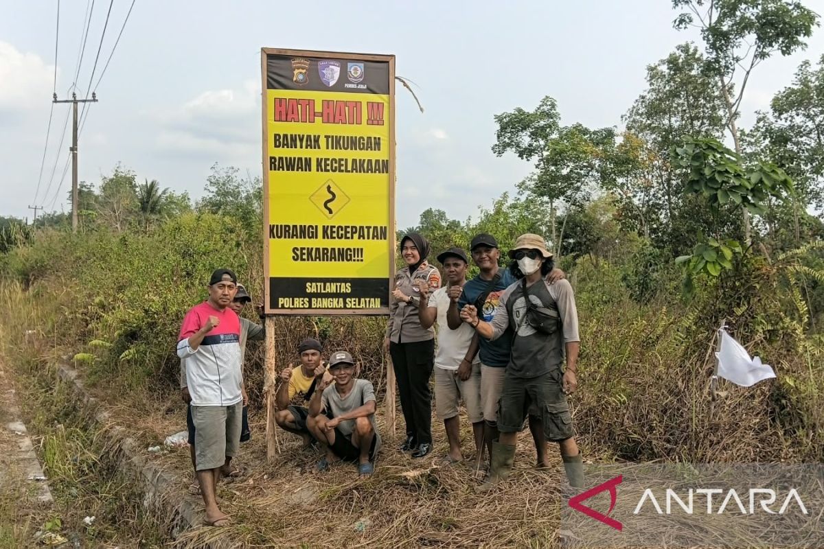 Satlantas Polres Bangka Selatan dan Pemdes Jeriji Pasang 10 Spanduk Imbauan di Titik Rawan Lakalantas