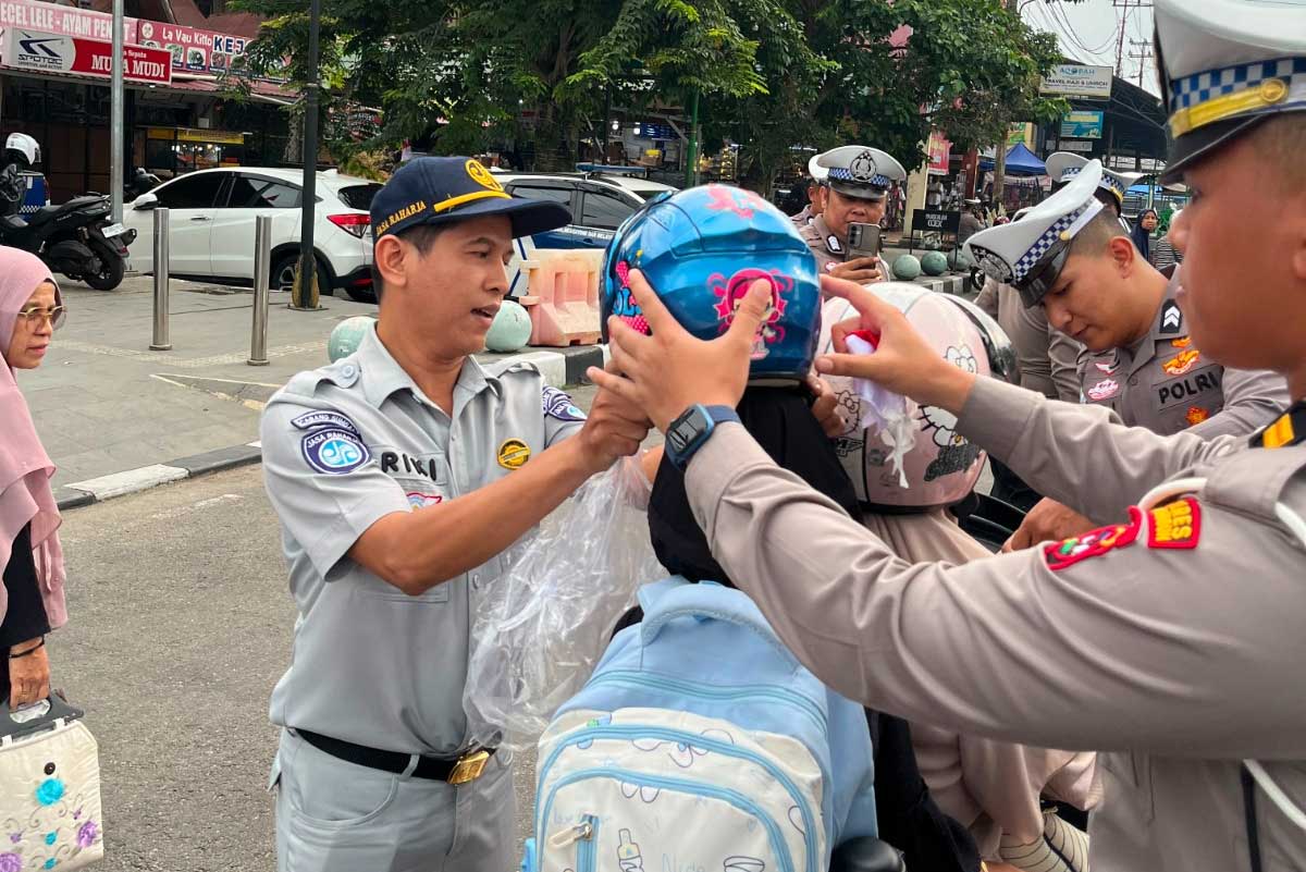Jasa Raharja Sumbar dan Satlantas Payakumbuh Bagikan Helm Gratis saat HUT ke-81 RI, Teguh Afrianto: Keselamatan Bagian dari Kemerdekaan