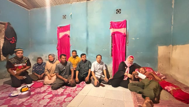 Wabup Bangka Selatan Debby Vita Dewi Serahkan Bantuan Baznas Bulanan ke Dua Warga Batu Betumpang