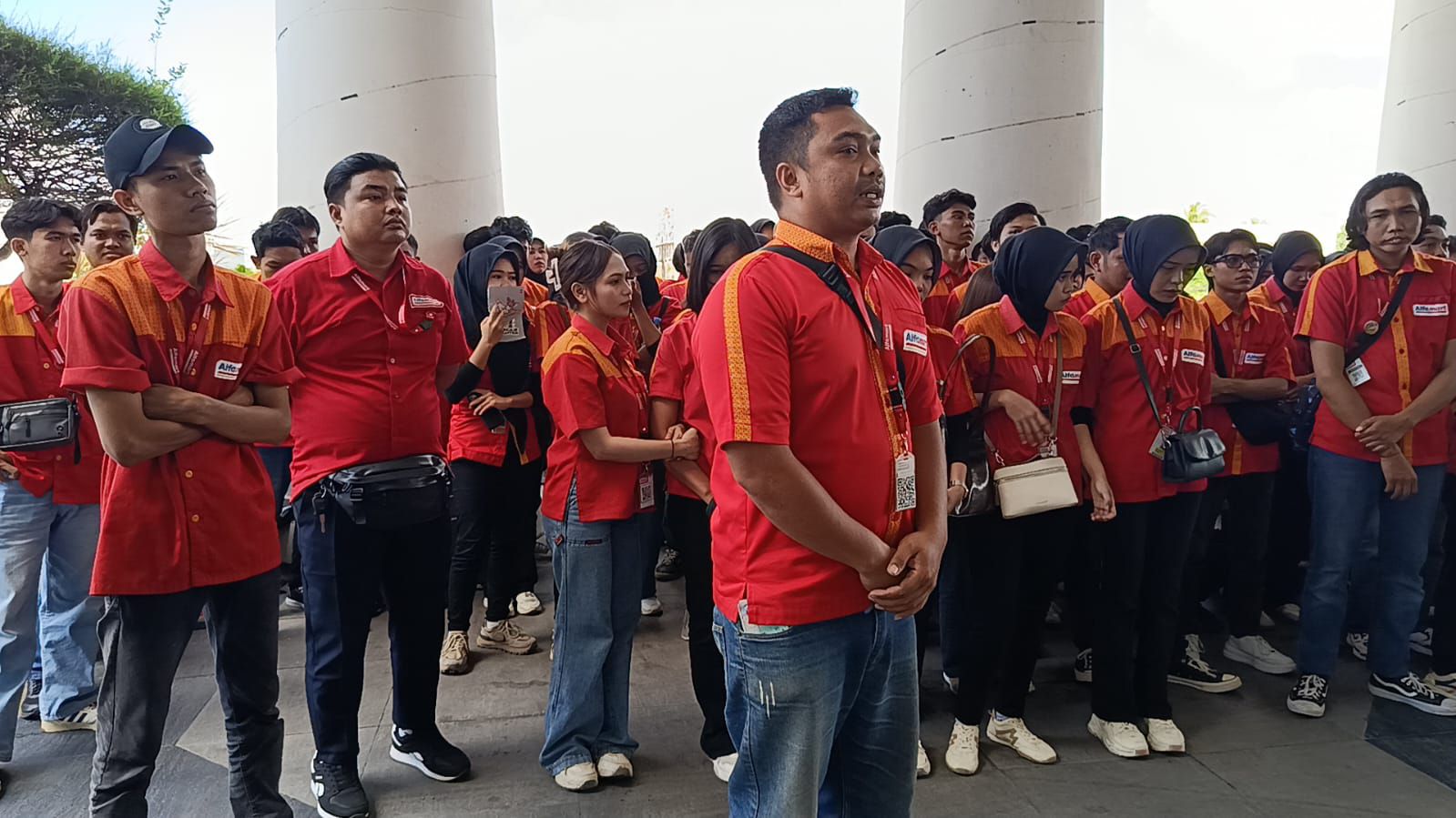 150 Karyawan Alfamart di Lombok Tengah Datangi Kantor Bupati Minta Penutupan 18 Gerai Dibatalkan: Cari Kerja Sulit