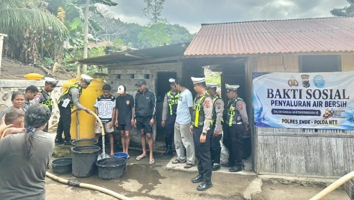 Polres Ende Salurkan 15 Ribu Liter Air Bersih ke Warga Onekore, Bantu Atasi Krisis Air Harian