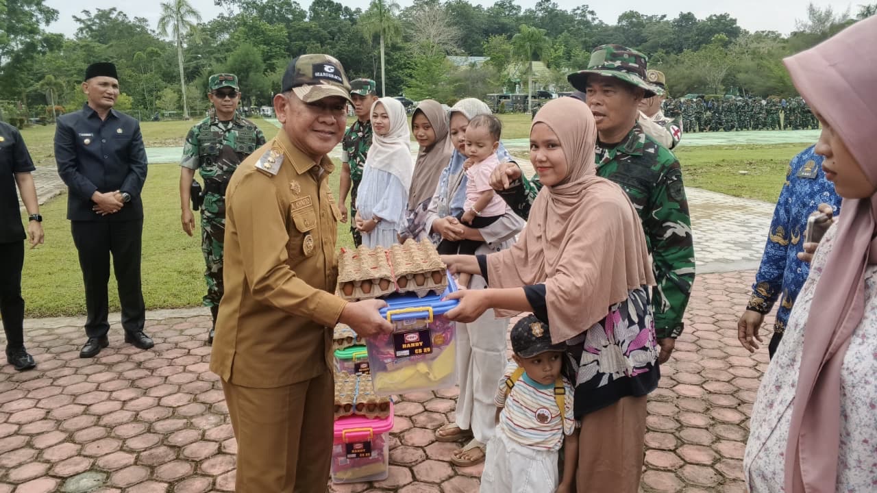 Kodim 0420/Sarko Gelar Karya Bakti di Sarolangun, Wabup Merangin Apresiasi Pembagian Sembako ke Warga