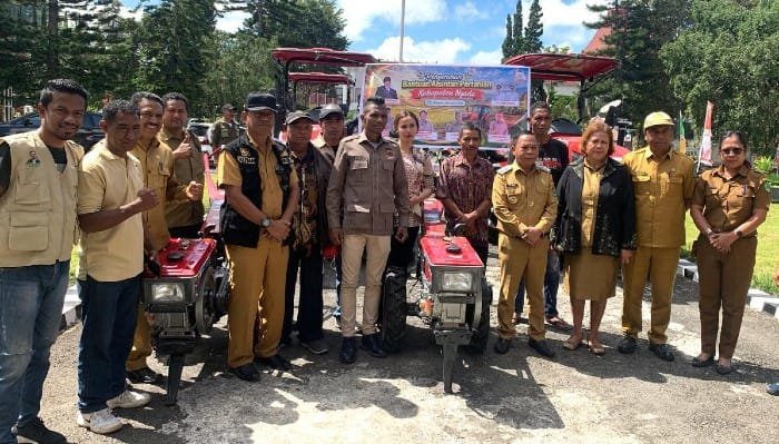 Pemkab Ngada Terima Enam Unit Traktor dari Kementan, Dua Roda Dua Disalurkan ke Kelompok Tani di Bajawa Utara