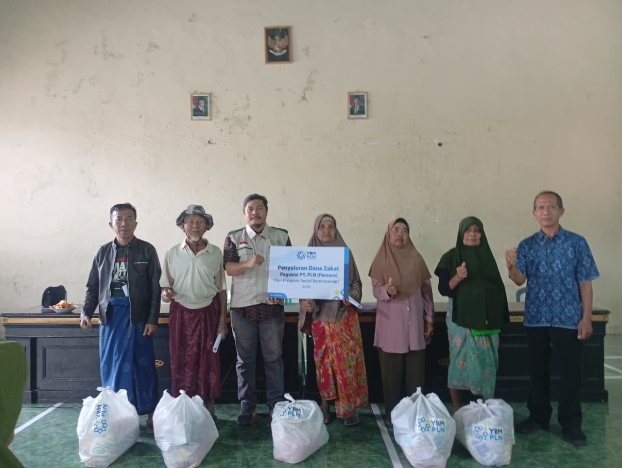 YBM PLN NTB Salurkan Bantuan untuk 52 Kaum Dhuafa di Lombok Timur, Camat Apresiasi Program Rutin