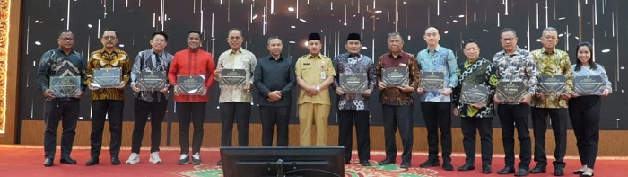 Pelalawan Jadi Juara Investasi Riau 2025, Bupati Zukri Terima Penghargaan