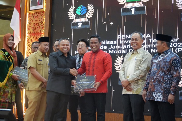 Pelalawan Jadi Juara Investasi Riau 2025, Bupati Zukri Terima Penghargaan