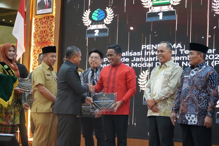Pelalawan Jadi Juara Investasi Riau 2025, Bupati Zukri Terima Penghargaan