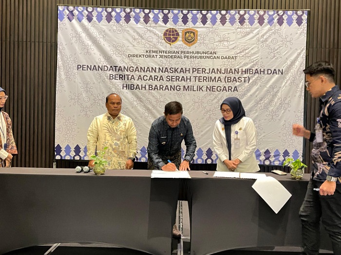 Wujud Komitmen Perkuat Layanan Pendidikan, Bupati Kampar Ahmad Yuzar Teken Perjanjian Hibah Bus Sekolah