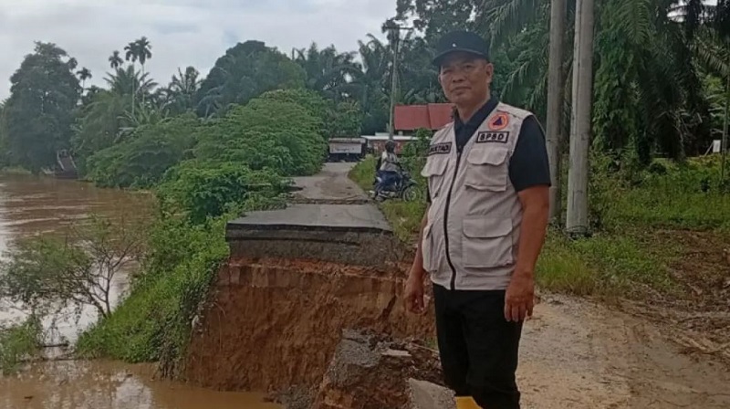 Bencana Menahun Tak Kunjung Usai, Jalan Penghubung Air Molek Inhu Kembali Ditelan Sungai Indragiri