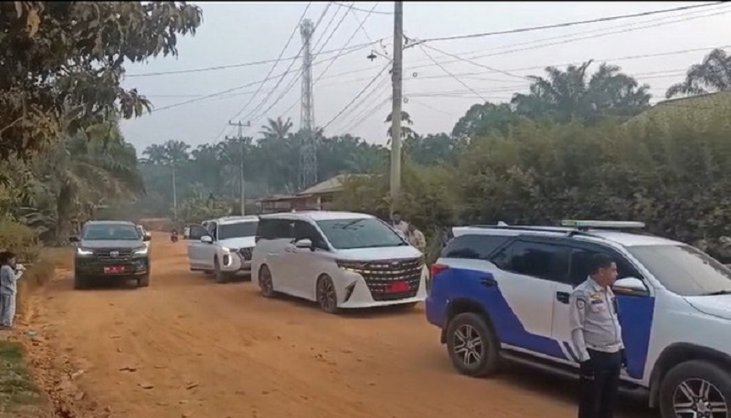 Bupati Rohil Dihadang Emak-emak, Menagih Janji Aspal di Tengah Kepungan Debu