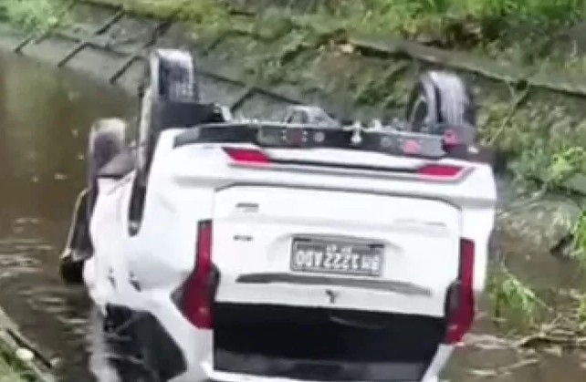 Kecelakaan Tunggal di Pekanbaru, SUV Terguling Masuk Parit di Jalan Datuk Setia Maharaja