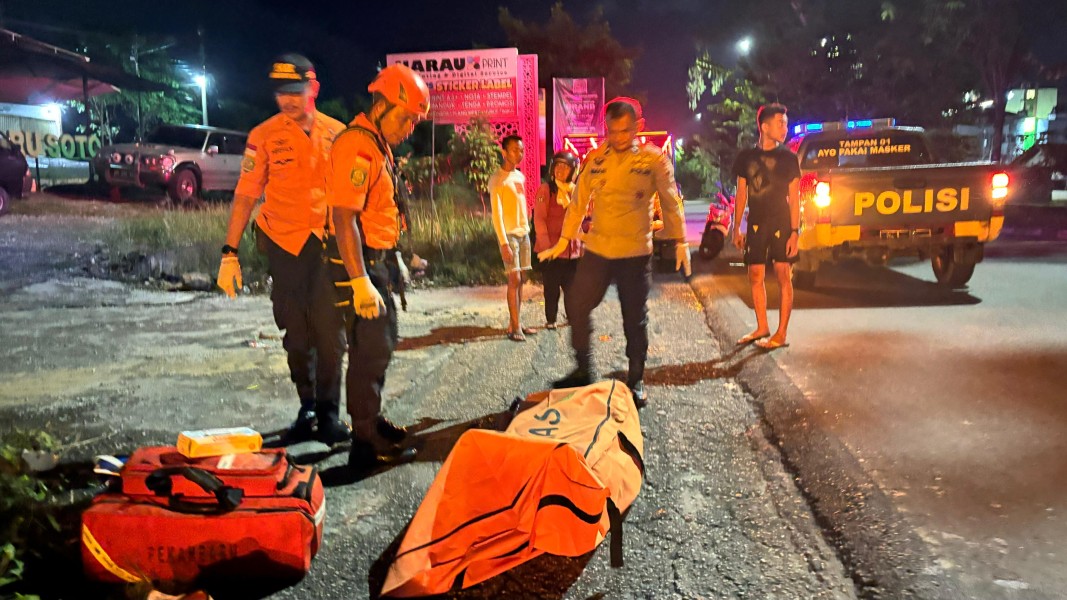 Satu Pekerja Terjebak di Dalam Neon Box di Pekanbaru, Tim SAR Lakukan Pertolongan
